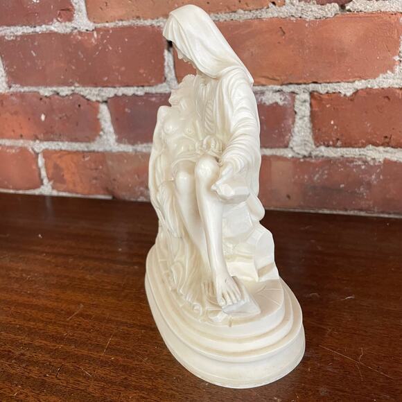 Vintage 7” Alabaster "Pietà" Sculpture by A. Giannetti – Made in Italy - Picture 5 of 6